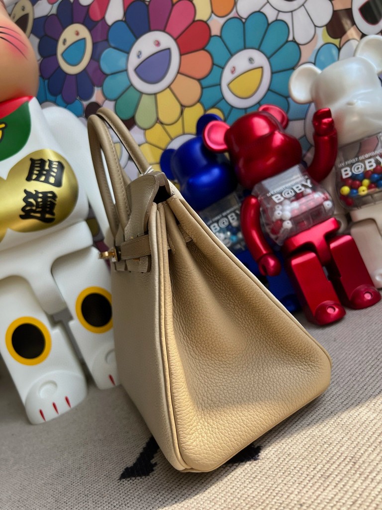 Hermès(爱马仕)Birkin 铂金包 原厂小牛皮 togo 奶昔白 拼 风衣灰 磨砂金扣 马蹄印 25cm 顶级手缝-拉尔森鳄鱼皮具定制 - 爱马仕包包官网 Hermès(爱马仕)Birkin 铂金包 原厂小牛皮 togo 奶昔白 拼 风衣灰 磨砂金扣 马蹄印 25cm 顶级手缝