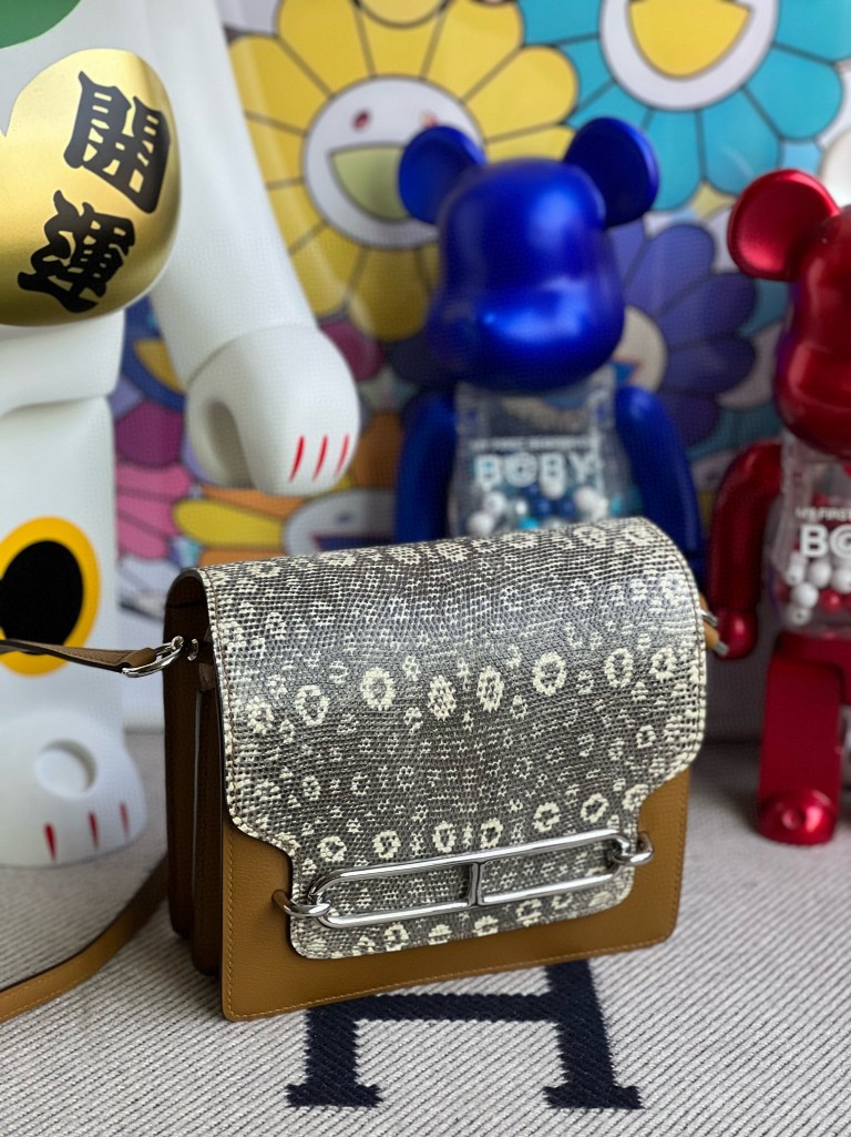 Hermès(爱马仕)Roulis 猪鼻子 evecolor 拼 蜥蜴 芝麻色 拼 自然色 银扣 18cm 顶级手缝-拉尔森鳄鱼皮具定制 - 爱马仕包包官网 Hermès(爱马仕)Roulis 猪鼻子 evecolor 拼 蜥蜴 芝麻色 拼 自然色 银扣 18cm 顶级手缝
