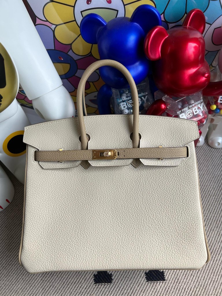 Hermès(爱马仕)Birkin 铂金包 原厂小牛皮 togo 奶昔白 拼 风衣灰 磨砂金扣 马蹄印 25cm 顶级手缝-拉尔森鳄鱼皮具定制 - 爱马仕包包官网 Hermès(爱马仕)Birkin 铂金包 原厂小牛皮 togo 奶昔白 拼 风衣灰 磨砂金扣 马蹄印 25cm 顶级手缝