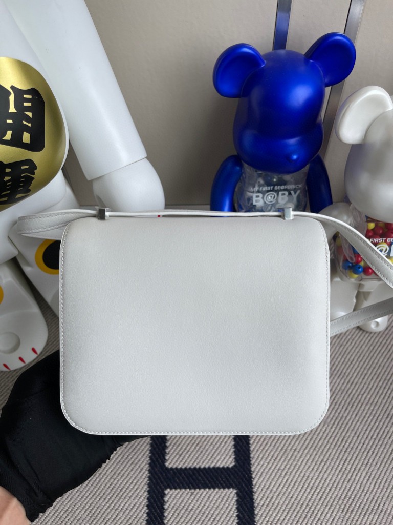 Hermès(爱马仕)Constance 康康 swift 纯白 white 银扣 18cm 顶级手缝-拉尔森鳄鱼皮具定制 - 爱马仕包包官网 Hermès(爱马仕)Constance 康康 swift 纯白 white 银扣 18cm 顶级手缝