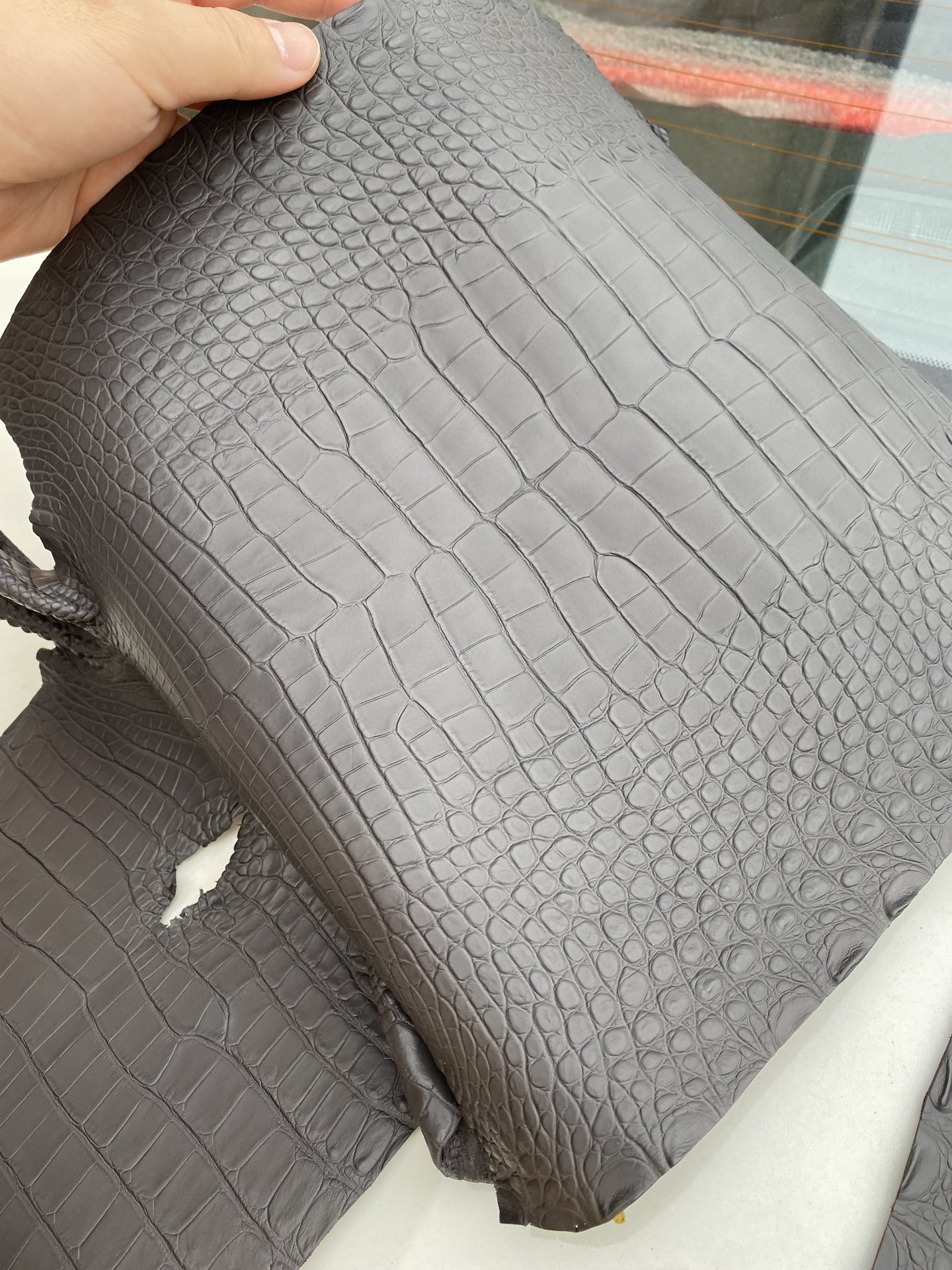 Hermès(爱马仕)新到鳄鱼 Alligator matt 雾面鳄鱼 ck88 石墨灰 graphite-拉尔森鳄鱼皮具定制 - 爱马仕包包官网 Hermès(爱马仕)新到鳄鱼 Alligator matt 雾面鳄鱼 ck88 石墨灰 graphite