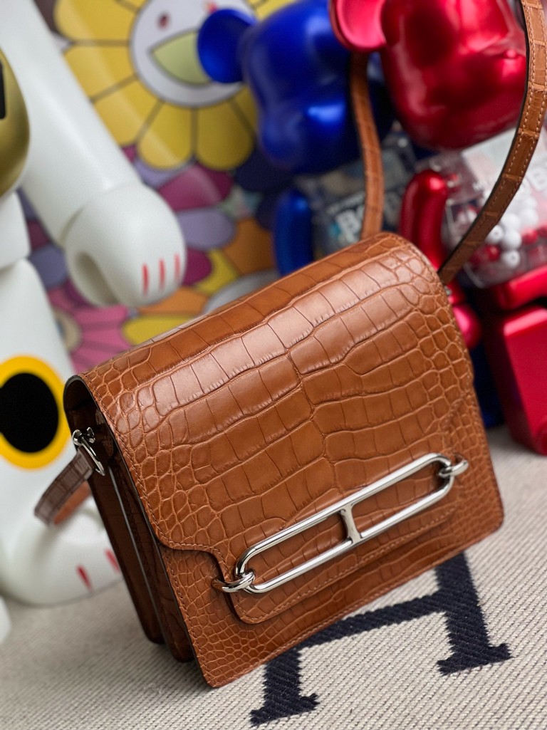 Hermès(爱马仕)Roulis 猪鼻子 Alligator matt 雾面鳄鱼 棕色 gold 银扣 18cm 顶级手缝-拉尔森鳄鱼皮具定制 - 爱马仕包包官网 Hermès(爱马仕)Roulis 猪鼻子 Alligator matt 雾面鳄鱼 棕色 gold 银扣 18cm 顶级手缝