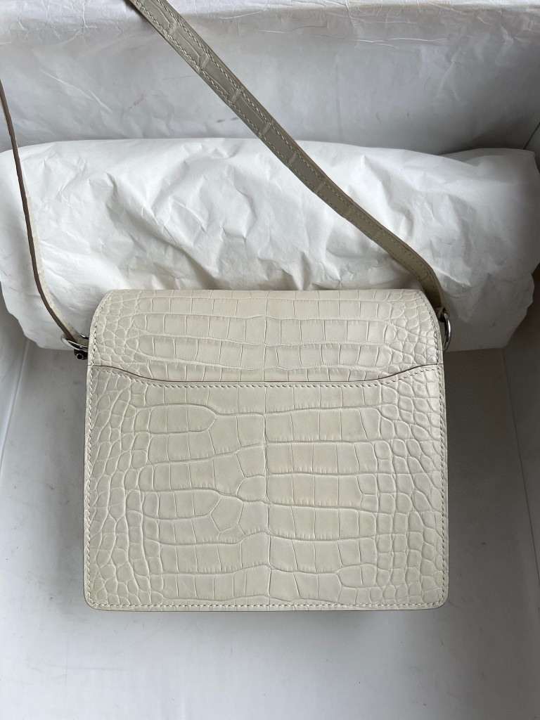 Hermès(爱马仕)Roulis 猪鼻子 Alligator matt 雾面鳄鱼 8L 奶油白 Beton 银扣 18cm 顶级手缝-拉尔森鳄鱼皮具定制 - 爱马仕包包官网 Hermès(爱马仕)Roulis 猪鼻子 Alligator matt 雾面鳄鱼 8L 奶油白 Beton 银扣 18cm 顶级手缝