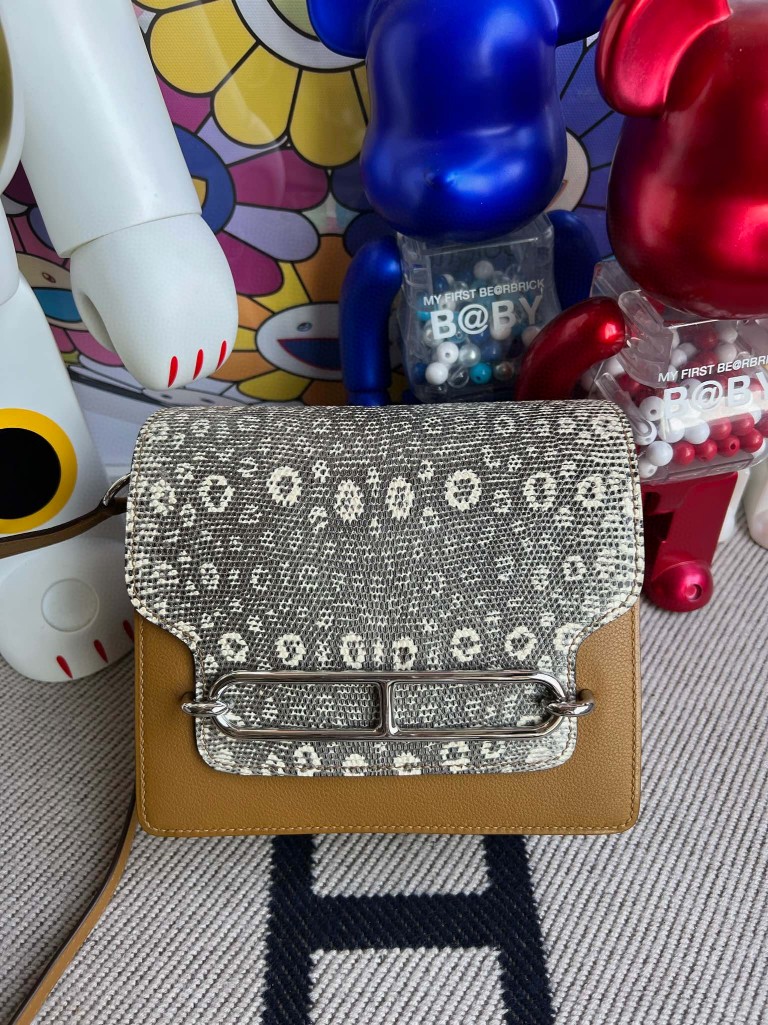 Hermès(爱马仕)Roulis 猪鼻子 evecolor 拼 蜥蜴 芝麻色 拼 自然色 银扣 18cm 顶级手缝-拉尔森鳄鱼皮具定制 - 爱马仕包包官网 Hermès(爱马仕)Roulis 猪鼻子 evecolor 拼 蜥蜴 芝麻色 拼 自然色 银扣 18cm 顶级手缝