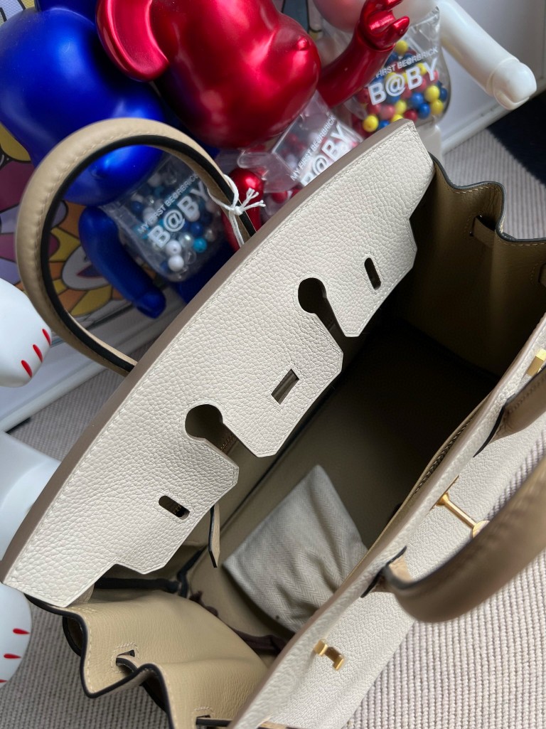 Hermès(爱马仕)Birkin 铂金包 原厂小牛皮 togo 奶昔白 拼 风衣灰 磨砂金扣 马蹄印 25cm 顶级手缝-拉尔森鳄鱼皮具定制 - 爱马仕包包官网 Hermès(爱马仕)Birkin 铂金包 原厂小牛皮 togo 奶昔白 拼 风衣灰 磨砂金扣 马蹄印 25cm 顶级手缝