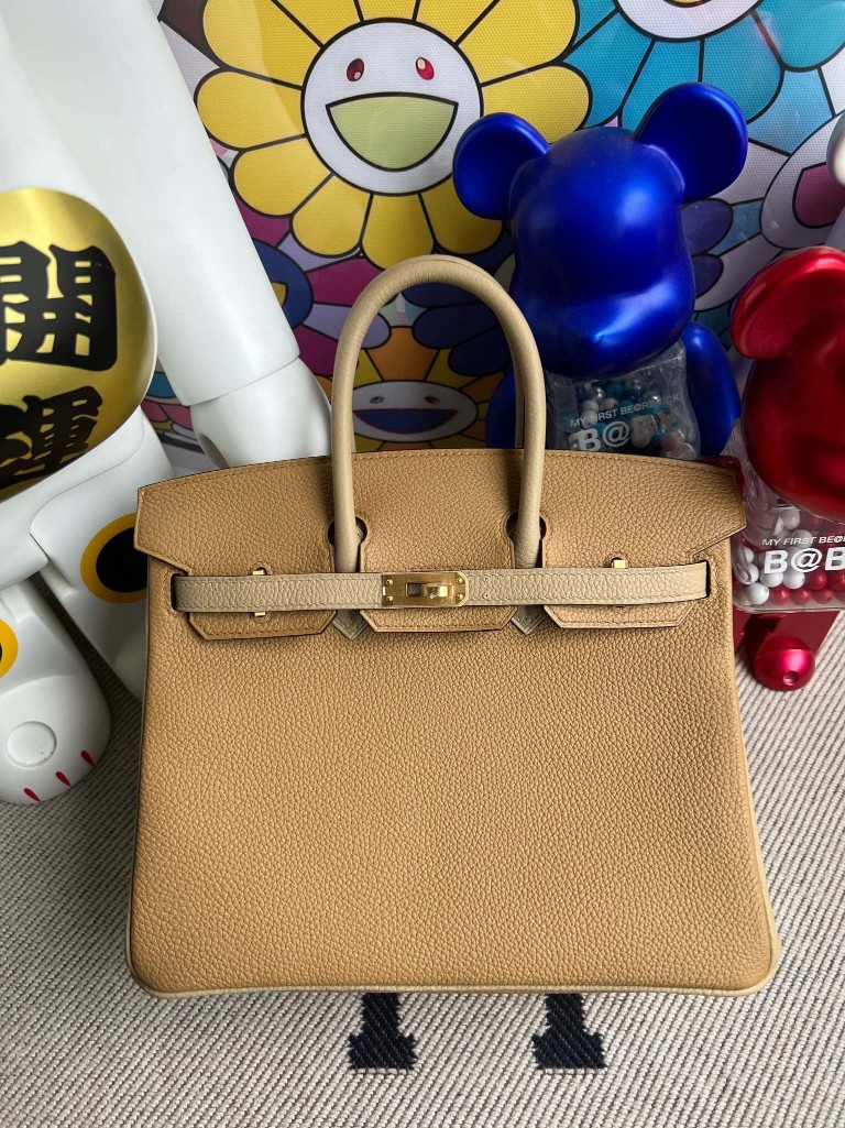 Hermès(爱马仕)Birkin 铂金包 原厂小牛皮 饼干色 拼 风衣灰 磨砂金扣 马蹄印 25cm 顶级手缝-拉尔森鳄鱼皮具定制 - 爱马仕包包官网 Hermès(爱马仕)Birkin 铂金包 原厂小牛皮 饼干色 拼 风衣灰 磨砂金扣 马蹄印 25cm 顶级手缝