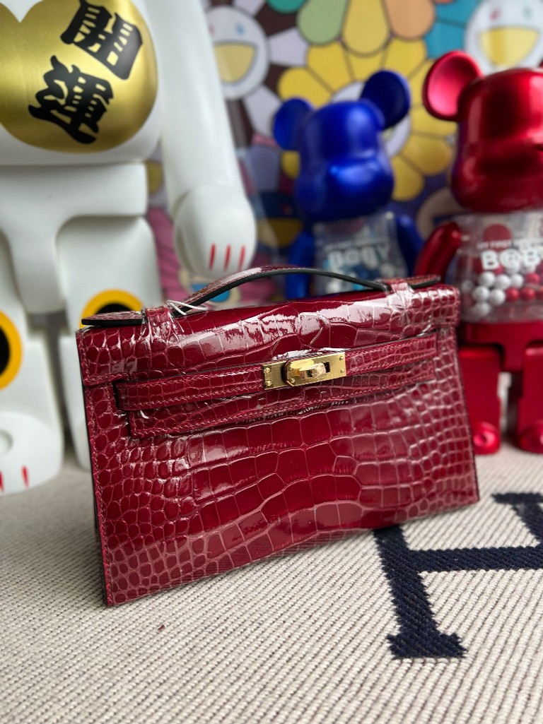 Hermès(爱马仕)Mini kelly pochette Alligator shiny 亮面鳄鱼 ck55 爱马仕红 Rouge H 金扣 22cm 顶级手缝-拉尔森鳄鱼皮具定制 - 爱马仕包包官网 Hermès(爱马仕)Mini kelly pochette Alligator shiny 亮面鳄鱼 ck55 爱马仕红 Rouge H 金扣 22cm 顶级手缝