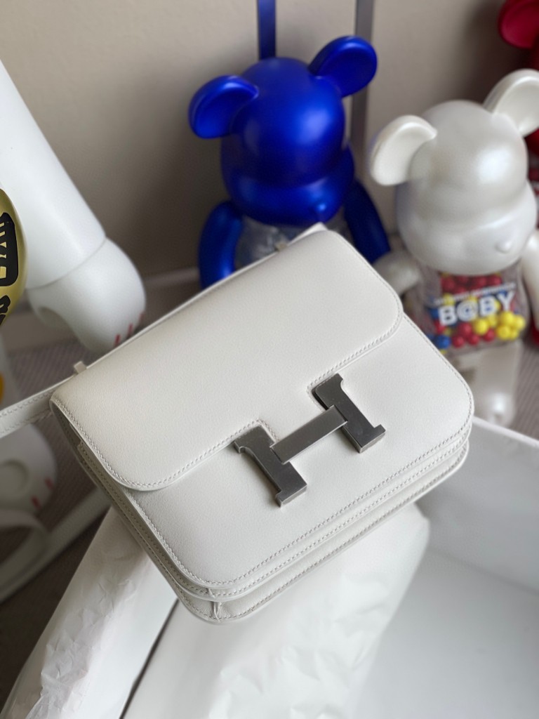 Hermès(爱马仕)Constance 康康 swift 纯白 white 银扣 18cm 顶级手缝-拉尔森鳄鱼皮具定制 - 爱马仕包包官网 Hermès(爱马仕)Constance 康康 swift 纯白 white 银扣 18cm 顶级手缝