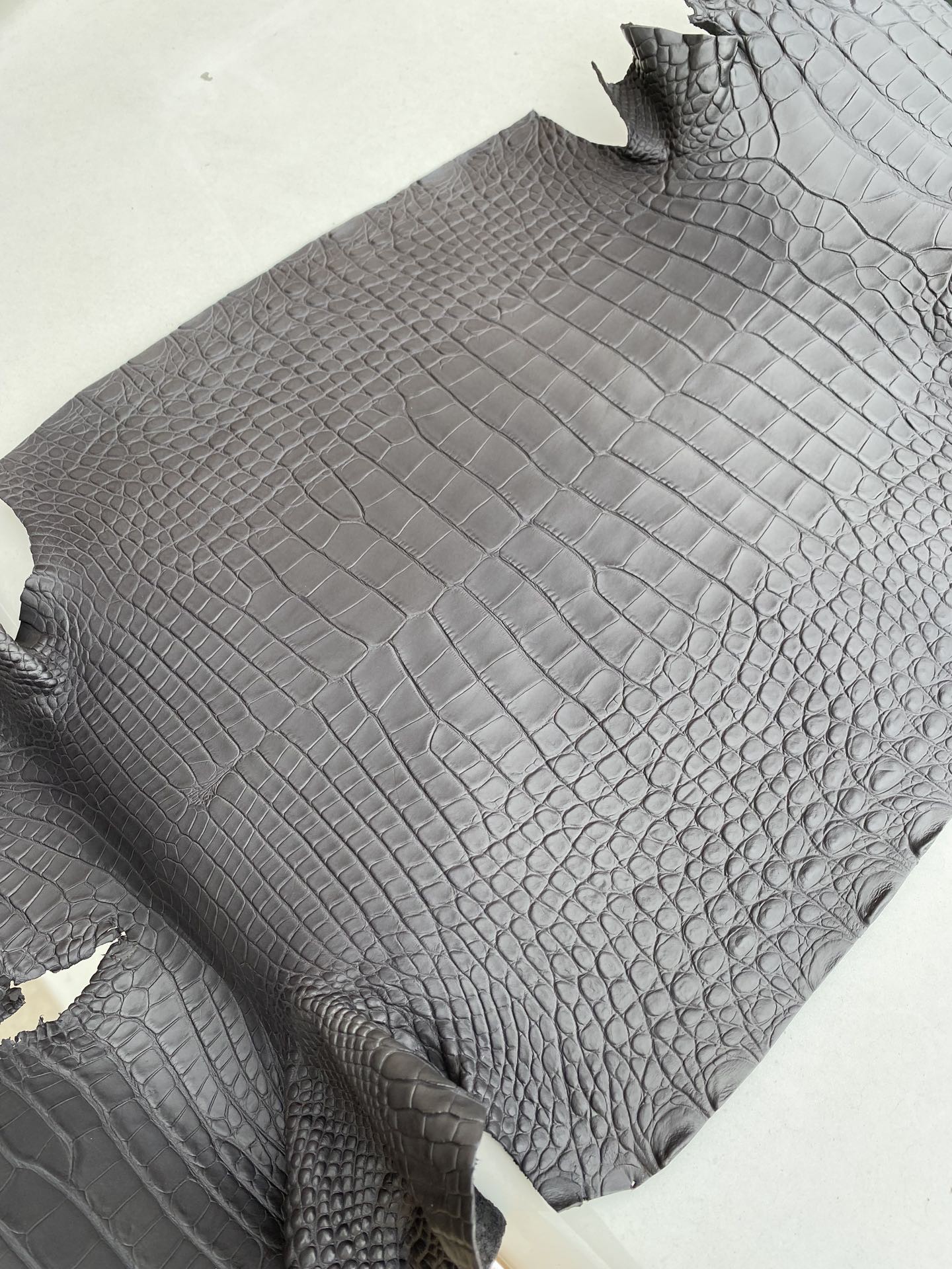 Hermès(爱马仕)新到鳄鱼 Alligator matt 雾面鳄鱼 ck88 石墨灰 graphite-拉尔森鳄鱼皮具定制 - 爱马仕包包官网 Hermès(爱马仕)新到鳄鱼 Alligator matt 雾面鳄鱼 ck88 石墨灰 graphite