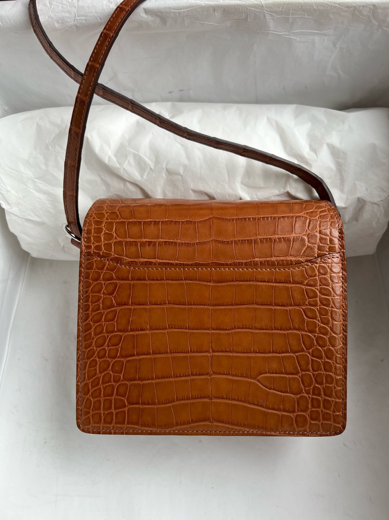 Hermès(爱马仕)Roulis 猪鼻子 Alligator matt 雾面鳄鱼 棕色 gold 银扣 18cm 顶级手缝-拉尔森鳄鱼皮具定制 - 爱马仕包包官网 Hermès(爱马仕)Roulis 猪鼻子 Alligator matt 雾面鳄鱼 棕色 gold 银扣 18cm 顶级手缝