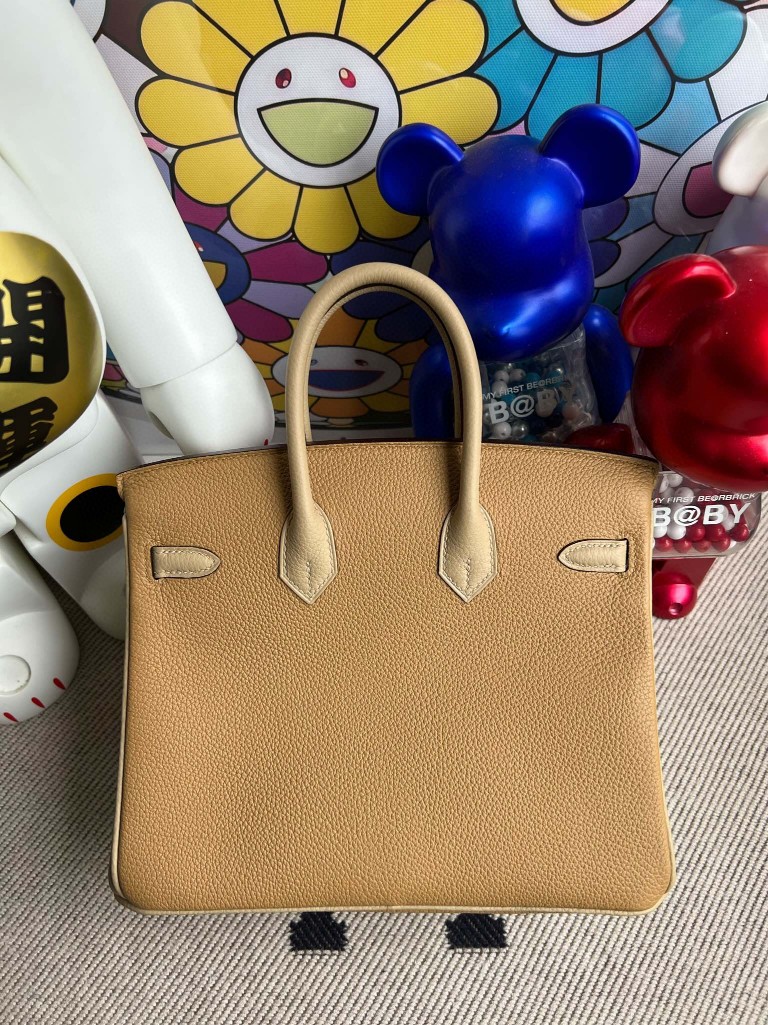 Hermès(爱马仕)Birkin 铂金包 原厂小牛皮 饼干色 拼 风衣灰 磨砂金扣 马蹄印 25cm 顶级手缝-拉尔森鳄鱼皮具定制 - 爱马仕包包官网 Hermès(爱马仕)Birkin 铂金包 原厂小牛皮 饼干色 拼 风衣灰 磨砂金扣 马蹄印 25cm 顶级手缝