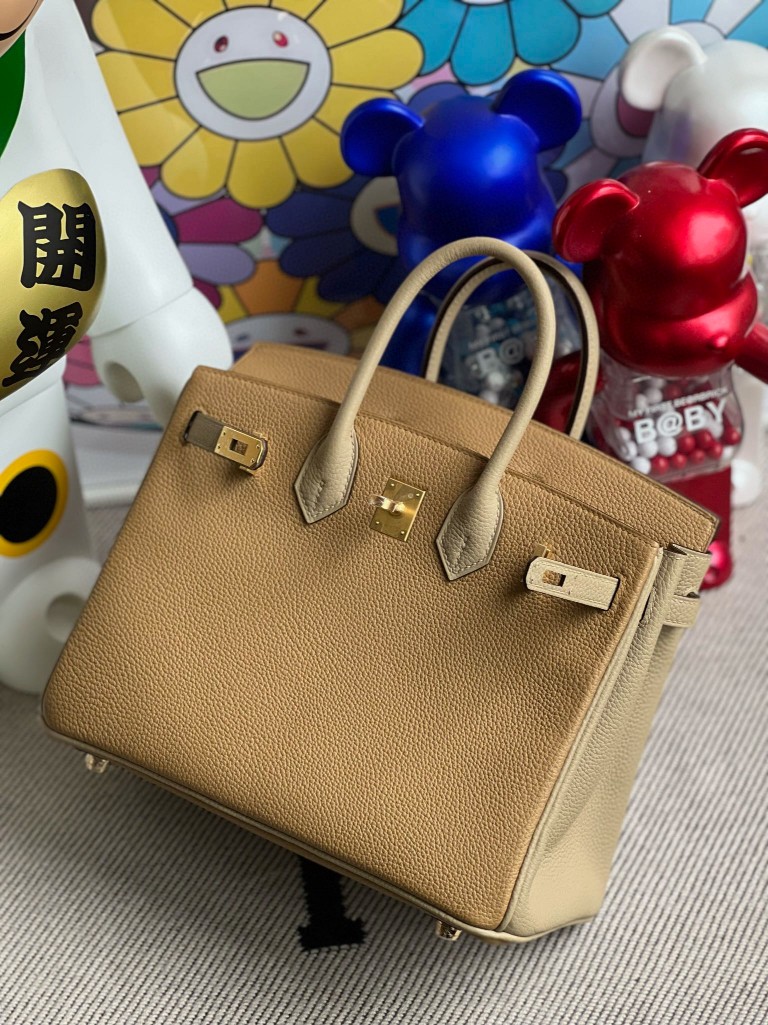 Hermès(爱马仕)Birkin 铂金包 原厂小牛皮 饼干色 拼 风衣灰 磨砂金扣 马蹄印 25cm 顶级手缝-拉尔森鳄鱼皮具定制 - 爱马仕包包官网 Hermès(爱马仕)Birkin 铂金包 原厂小牛皮 饼干色 拼 风衣灰 磨砂金扣 马蹄印 25cm 顶级手缝