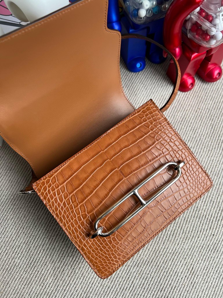 Hermès(爱马仕)Roulis 猪鼻子 Alligator matt 雾面鳄鱼 棕色 gold 银扣 18cm 顶级手缝-拉尔森鳄鱼皮具定制 - 爱马仕包包官网 Hermès(爱马仕)Roulis 猪鼻子 Alligator matt 雾面鳄鱼 棕色 gold 银扣 18cm 顶级手缝