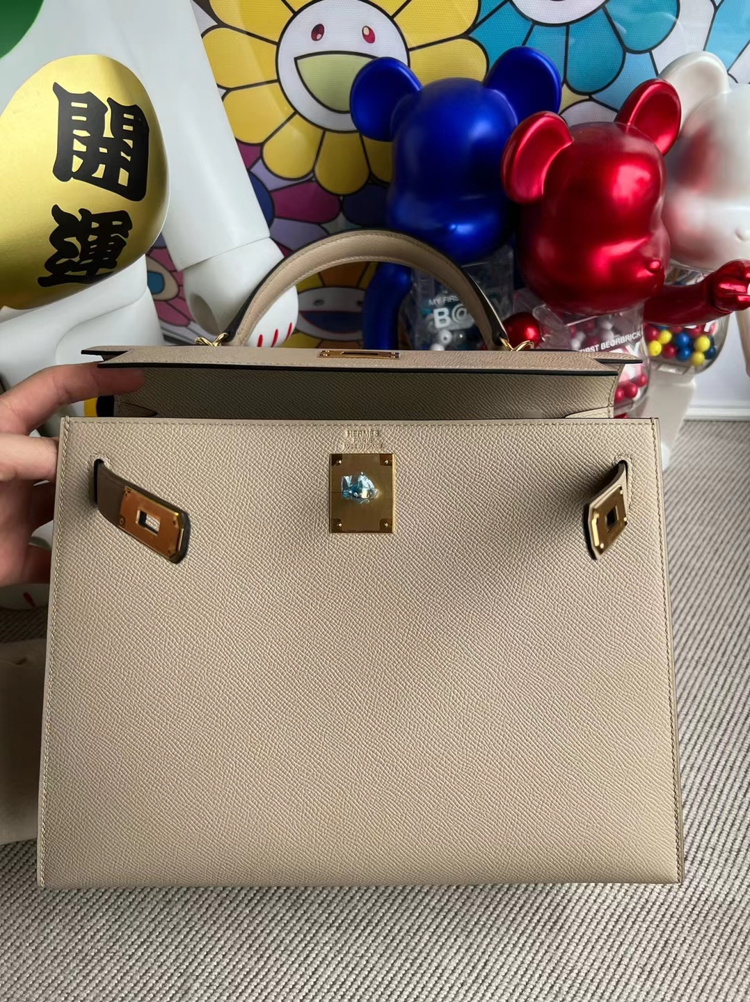 Hermès(爱马仕)Kelly 凯莉包 Epsom S2 风衣灰 金扣 28cm 顶级工艺 全手工缝制-拉尔森鳄鱼皮具定制 - 爱马仕包包官网 Hermès(爱马仕)Kelly 凯莉包 Epsom S2 风衣灰 金扣 28cm 顶级工艺 全手工缝制