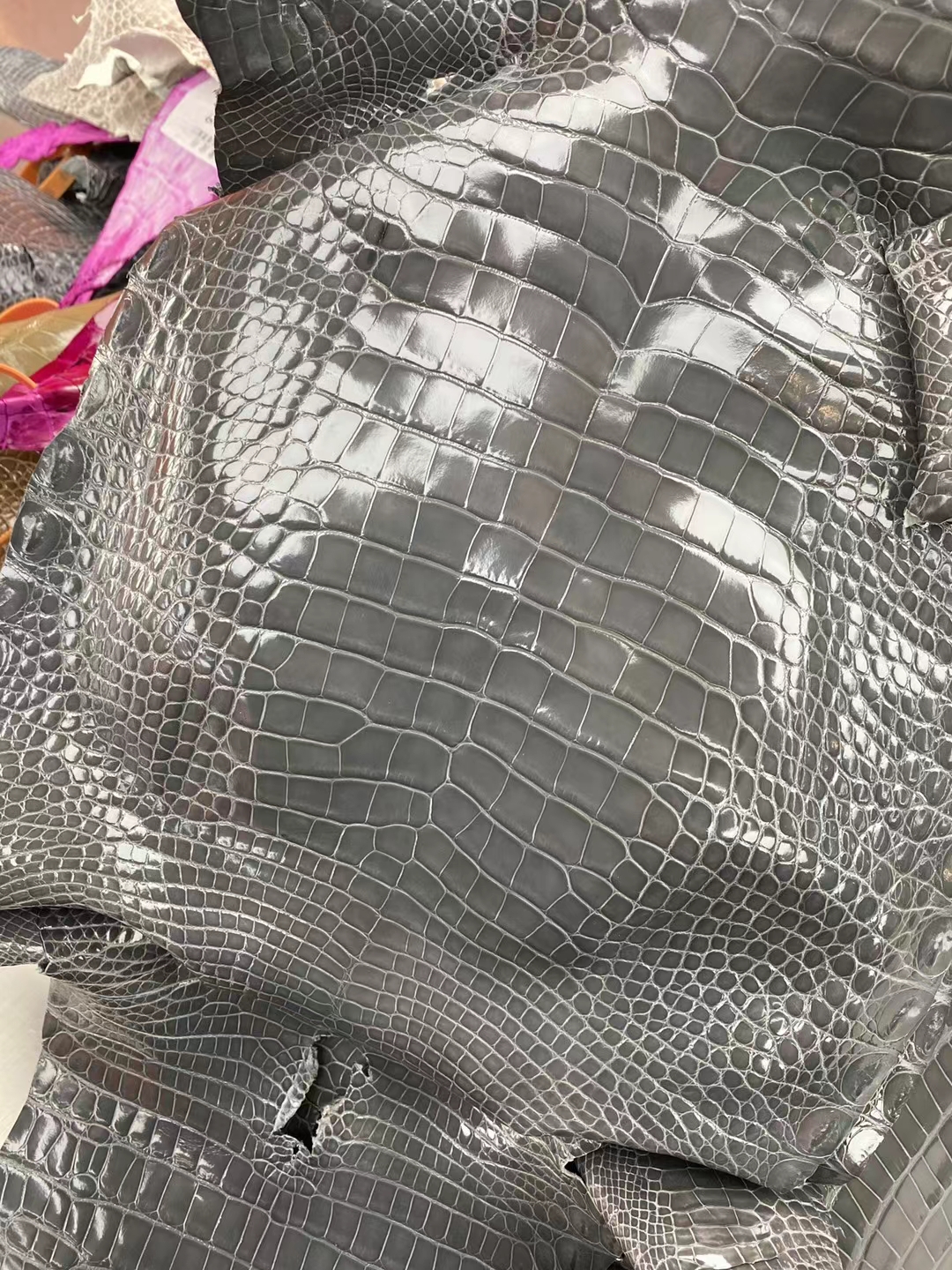 Hermès(爱马仕)新到皮 亮面美洲鳄鱼 ck88 石墨灰 Shiny Alligator Crocodile-拉尔森鳄鱼皮具定制 - 爱马仕包包官网 Hermès(爱马仕)新到皮 亮面美洲鳄鱼 ck88 石墨灰 Shiny Alligator Crocodile
