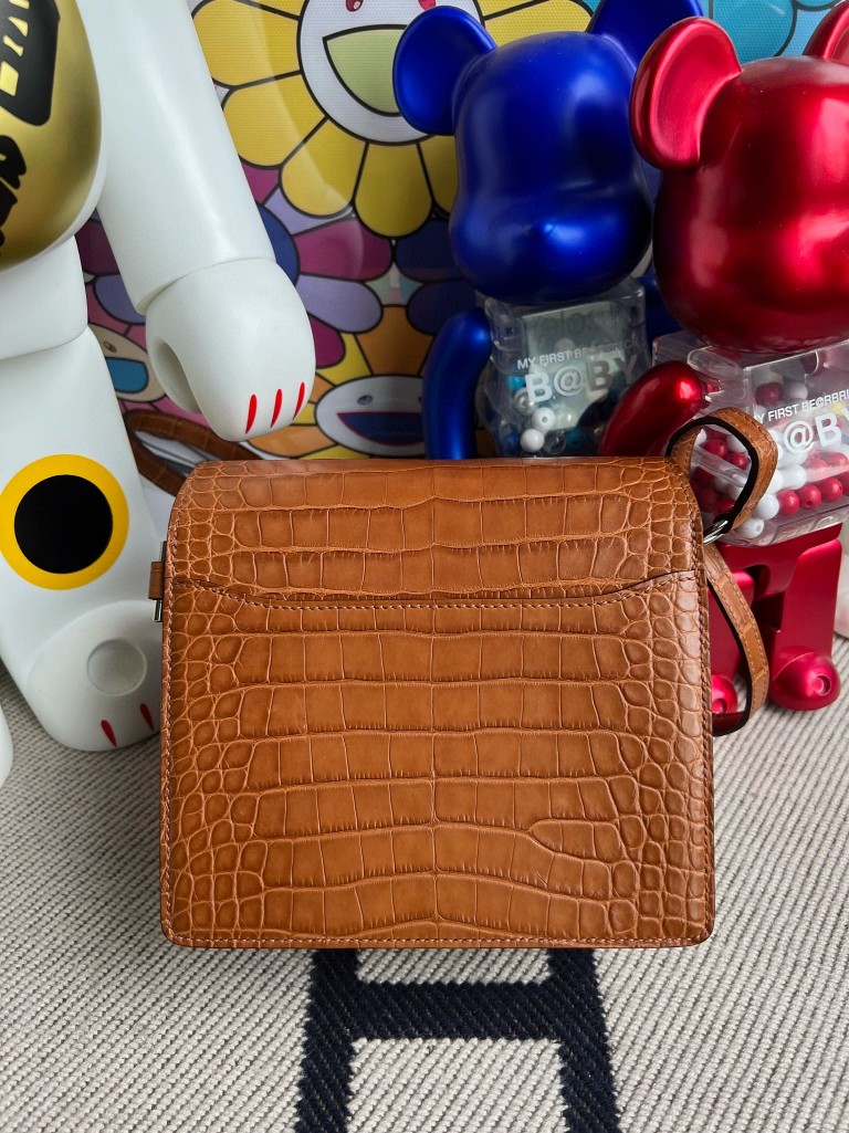Hermès(爱马仕)Roulis 猪鼻子 Alligator matt 雾面鳄鱼 棕色 gold 银扣 18cm 顶级手缝-拉尔森鳄鱼皮具定制 - 爱马仕包包官网 Hermès(爱马仕)Roulis 猪鼻子 Alligator matt 雾面鳄鱼 棕色 gold 银扣 18cm 顶级手缝