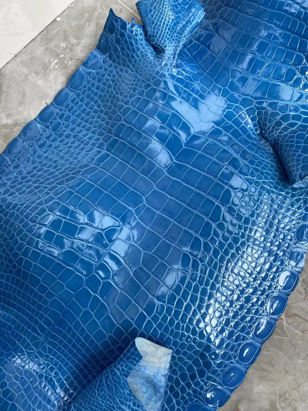 Hermès（爱马仕）新到皮 亮面美洲鳄鱼 7W 伊兹密尔蓝 Shiny Alligator Crocodile