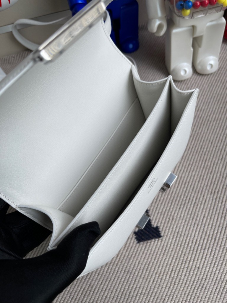 Hermès(爱马仕)Constance 康康 swift 纯白 white 银扣 18cm 顶级手缝-拉尔森鳄鱼皮具定制 - 爱马仕包包官网 Hermès(爱马仕)Constance 康康 swift 纯白 white 银扣 18cm 顶级手缝