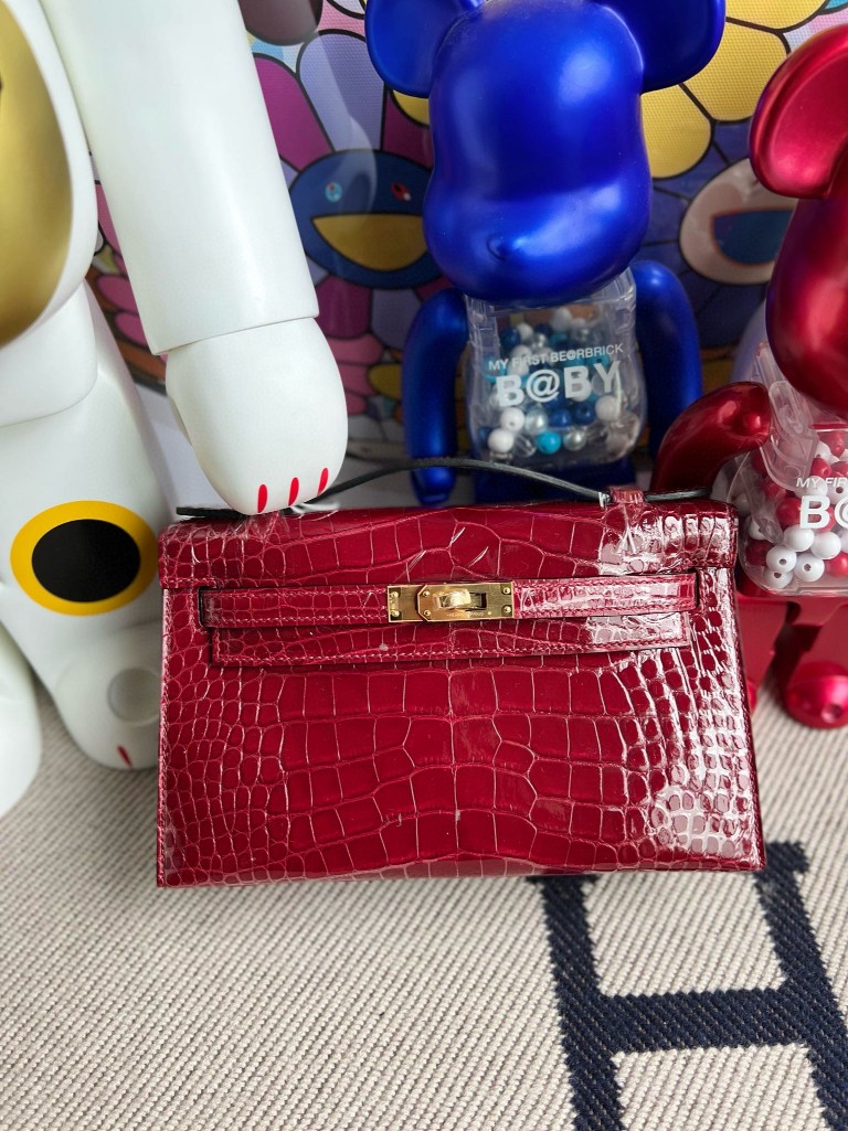 Hermès(爱马仕)Mini kelly pochette Alligator shiny 亮面鳄鱼 ck55 爱马仕红 Rouge H 金扣 22cm 顶级手缝-拉尔森鳄鱼皮具定制 - 爱马仕包包官网 Hermès(爱马仕)Mini kelly pochette Alligator shiny 亮面鳄鱼 ck55 爱马仕红 Rouge H 金扣 22cm 顶级手缝