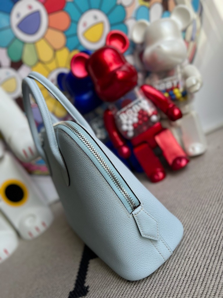 Hermès(爱马仕)Bolide 保龄球包 Epsom 雾蓝色 内拼 奶油白 银扣 25cm 顶级手缝-拉尔森鳄鱼皮具定制 - 爱马仕包包官网 Hermès(爱马仕)Bolide 保龄球包 Epsom 雾蓝色 内拼 奶油白 银扣 25cm 顶级手缝