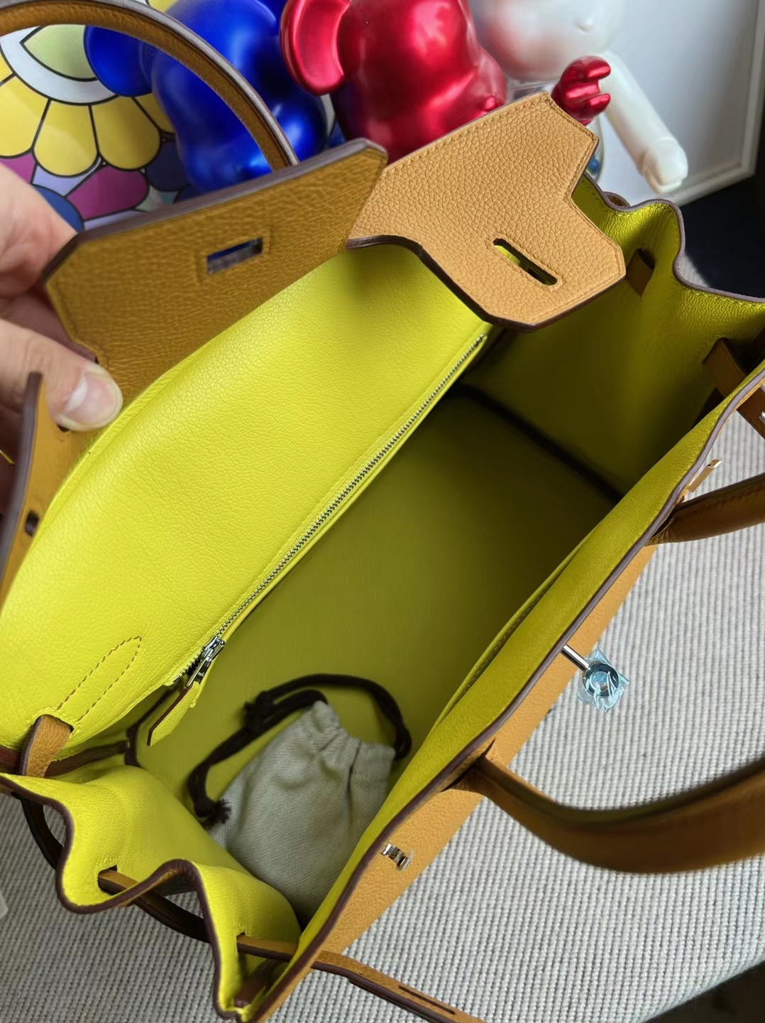 Hermès(爱马仕)Birkin 铂金包 Togo 2S 芝麻色 内拼 9R 柠檬黄 银扣 30cm Stock-拉尔森鳄鱼皮具定制 - 爱马仕包包官网 Hermès(爱马仕)Birkin 铂金包 Togo 2S 芝麻色 内拼 9R 柠檬黄 银扣 30cm Stock