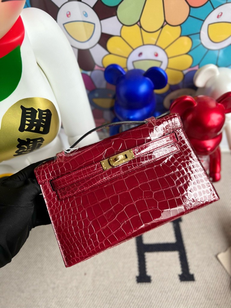 Hermès(爱马仕)Mini kelly pochette Alligator shiny 亮面鳄鱼 ck55 爱马仕红 Rouge H 金扣 22cm 顶级手缝-拉尔森鳄鱼皮具定制 - 爱马仕包包官网 Hermès(爱马仕)Mini kelly pochette Alligator shiny 亮面鳄鱼 ck55 爱马仕红 Rouge H 金扣 22cm 顶级手缝
