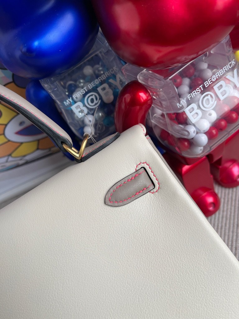 Hermès(爱马仕)Kelly 凯莉包 Swift ck10 奶昔白 拼 M8 沥青灰 磨砂金扣 撞色线 25cm 马蹄印 顶级手缝-拉尔森鳄鱼皮具定制 - 爱马仕包包官网 Hermès(爱马仕)Kelly 凯莉包 Swift ck10 奶昔白 拼 M8 沥青灰 磨砂金扣 撞色线 25cm 马蹄印 顶级手缝