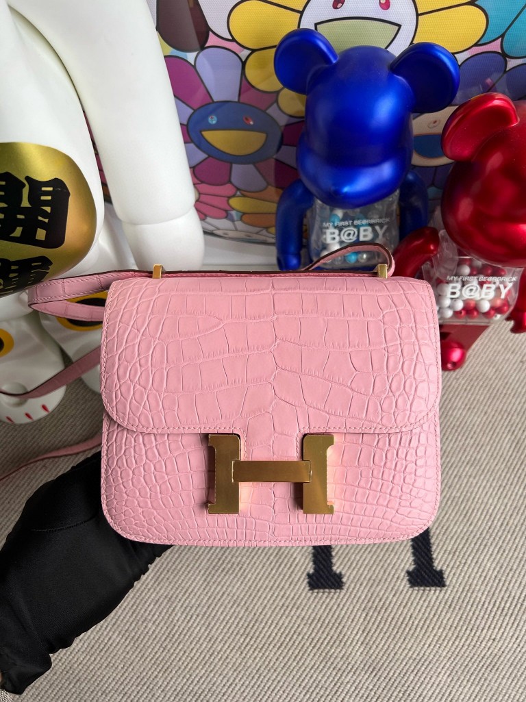 Hermès(爱马仕)Constance 空姐包 Alligator matt 雾面鳄鱼 梦幻粉 金扣 18cm 顶级手缝-拉尔森鳄鱼皮具定制 - 爱马仕包包官网 Hermès(爱马仕)Constance 空姐包 Alligator matt 雾面鳄鱼 梦幻粉 金扣 18cm 顶级手缝