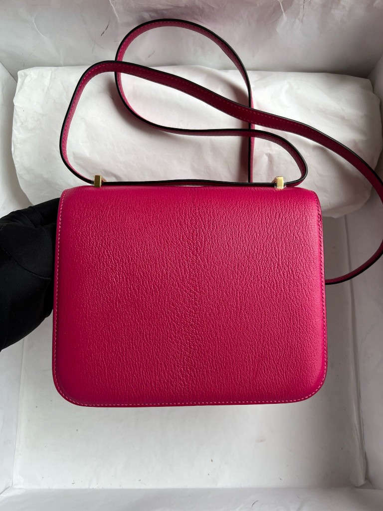 Hermès(爱马仕)Constance 空姐包 Chevre 山羊皮 覆盆子红 金扣 18cm 顶级手缝-拉尔森鳄鱼皮具定制 - 爱马仕包包官网 Hermès(爱马仕)Constance 空姐包 Chevre 山羊皮 覆盆子红 金扣 18cm 顶级手缝