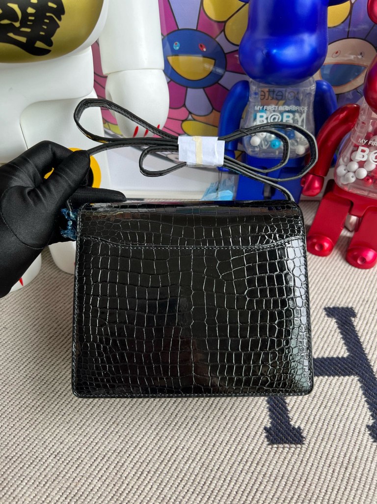 Hermès(爱马仕)Roulis 猪鼻子 Porosus shiny 湾鳄鳄鱼 ck89 黑色 Noir 银扣 18cm 顶级手缝-拉尔森鳄鱼皮具定制 - 爱马仕包包官网 Hermès(爱马仕)Roulis 猪鼻子 Porosus shiny 湾鳄鳄鱼 ck89 黑色 Noir 银扣 18cm 顶级手缝