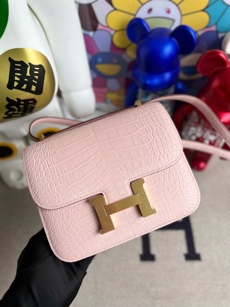 Hermès(爱马仕)Constance 康康 Alligator matt 雾面鳄鱼 梦幻粉 金扣 18cm 顶级手缝-拉尔森鳄鱼皮具定制 - 爱马仕包包官网 Hermès(爱马仕)Constance 康康 Alligator matt 雾面鳄鱼 梦幻粉 金扣 18cm 顶级手缝