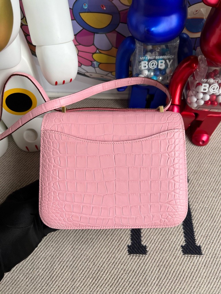 Hermès(爱马仕)Constance 空姐包 Alligator matt 雾面鳄鱼 梦幻粉 金扣 18cm 顶级手缝-拉尔森鳄鱼皮具定制 - 爱马仕包包官网 Hermès(爱马仕)Constance 空姐包 Alligator matt 雾面鳄鱼 梦幻粉 金扣 18cm 顶级手缝