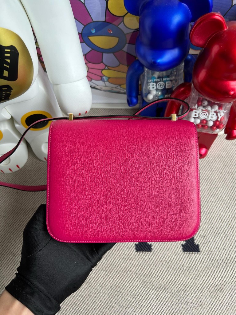 Hermès(爱马仕)Constance 空姐包 Chevre 山羊皮 覆盆子红 金扣 18cm 顶级手缝-拉尔森鳄鱼皮具定制 - 爱马仕包包官网 Hermès(爱马仕)Constance 空姐包 Chevre 山羊皮 覆盆子红 金扣 18cm 顶级手缝