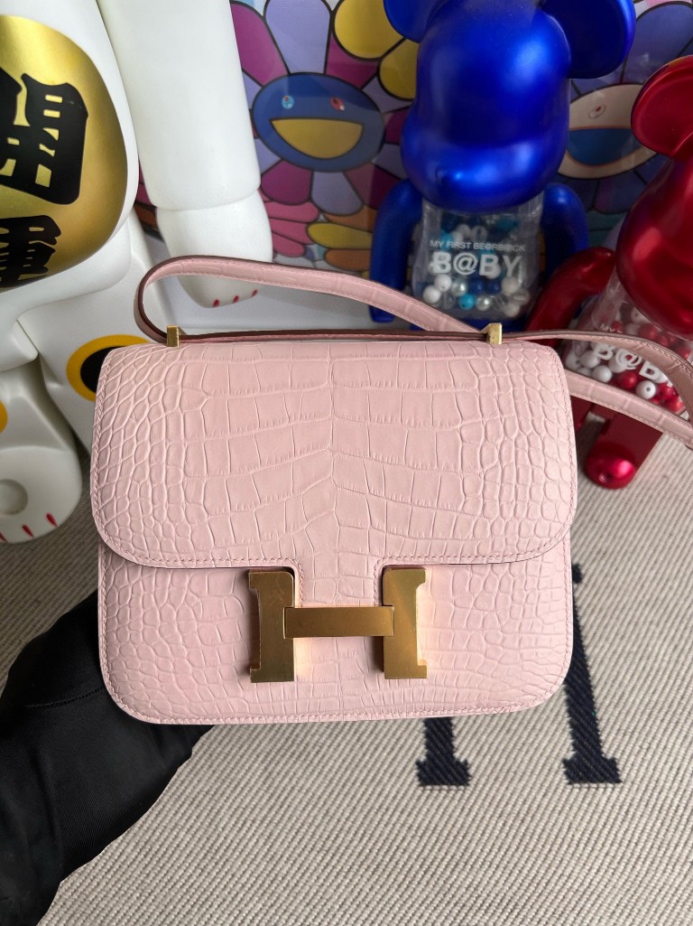 Hermès(爱马仕)Constance 康康 Alligator matt 雾面鳄鱼 梦幻粉 金扣 18cm 顶级手缝-拉尔森鳄鱼皮具定制 - 爱马仕包包官网 Hermès(爱马仕)Constance 康康 Alligator matt 雾面鳄鱼 梦幻粉 金扣 18cm 顶级手缝