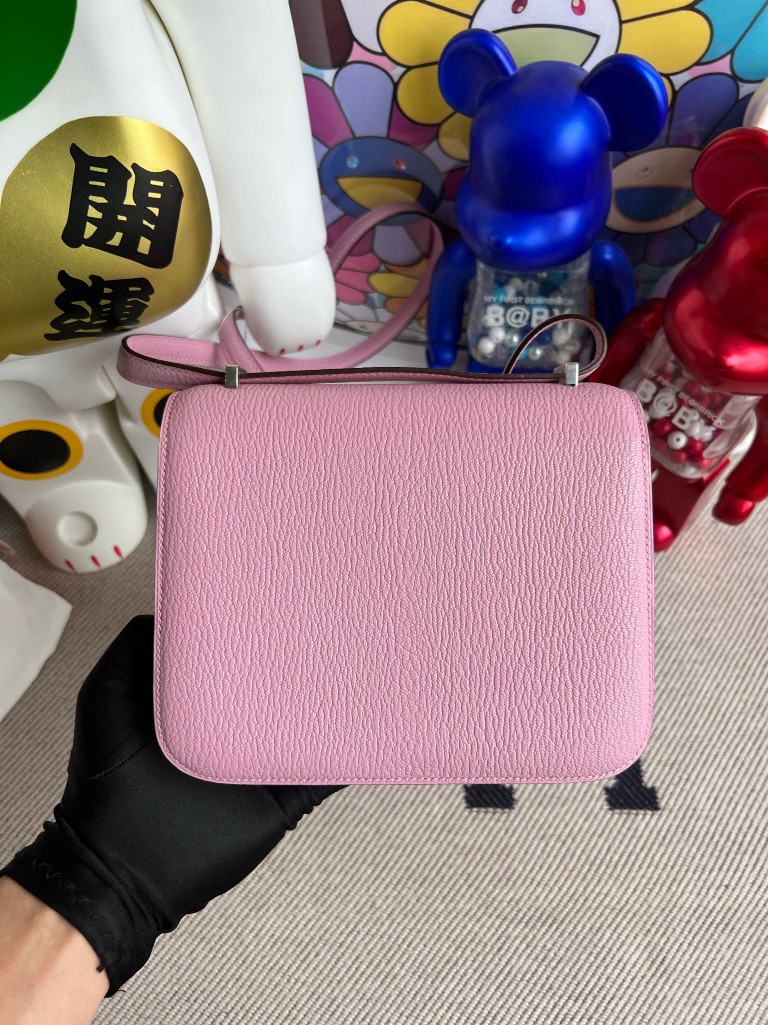 Hermès(爱马仕)Constance 康康 Chevre 山羊皮 X9 锦葵紫 内拼 S3 心红色 银扣 18cm 顶级手缝-拉尔森鳄鱼皮具定制 - 爱马仕包包官网 Hermès(爱马仕)Constance 康康 Chevre 山羊皮 X9 锦葵紫 内拼 S3 心红色 银扣 18cm 顶级手缝