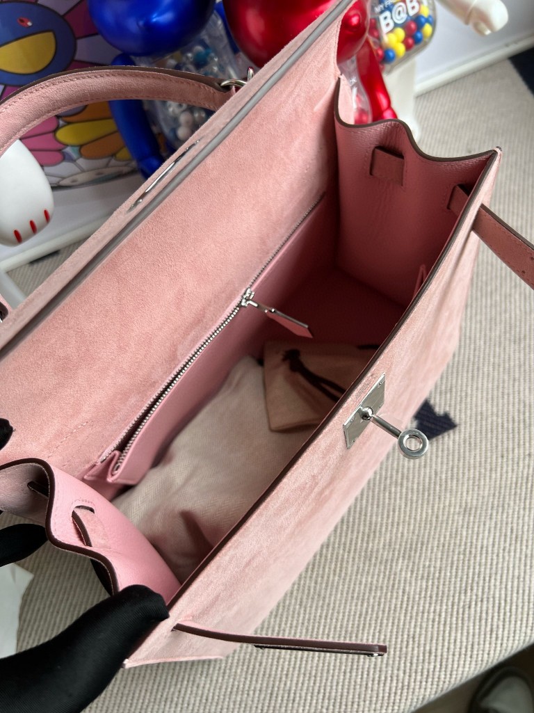 Hermès(爱马仕)kelly 凯莉包 麂皮 粉色 银扣 28cm 顶级手缝-拉尔森鳄鱼皮具定制 - 爱马仕包包官网 Hermès(爱马仕)kelly 凯莉包 麂皮 粉色 银扣 28cm 顶级手缝