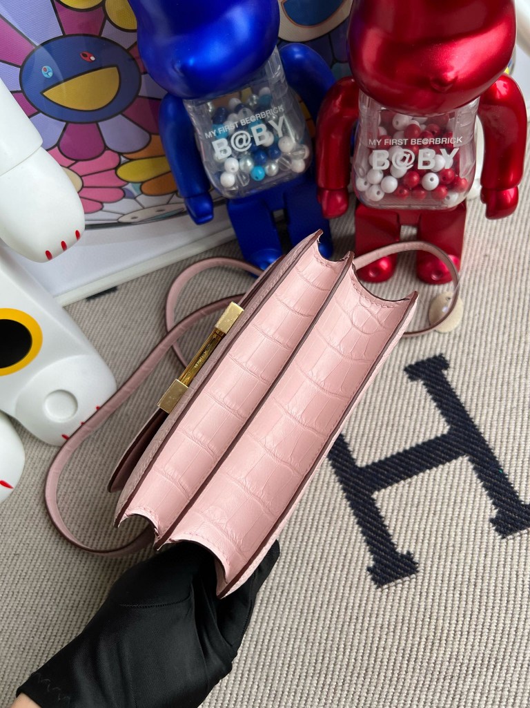Hermès(爱马仕)Constance 康康 Alligator matt 雾面鳄鱼 梦幻粉 金扣 18cm 顶级手缝-拉尔森鳄鱼皮具定制 - 爱马仕包包官网 Hermès(爱马仕)Constance 康康 Alligator matt 雾面鳄鱼 梦幻粉 金扣 18cm 顶级手缝
