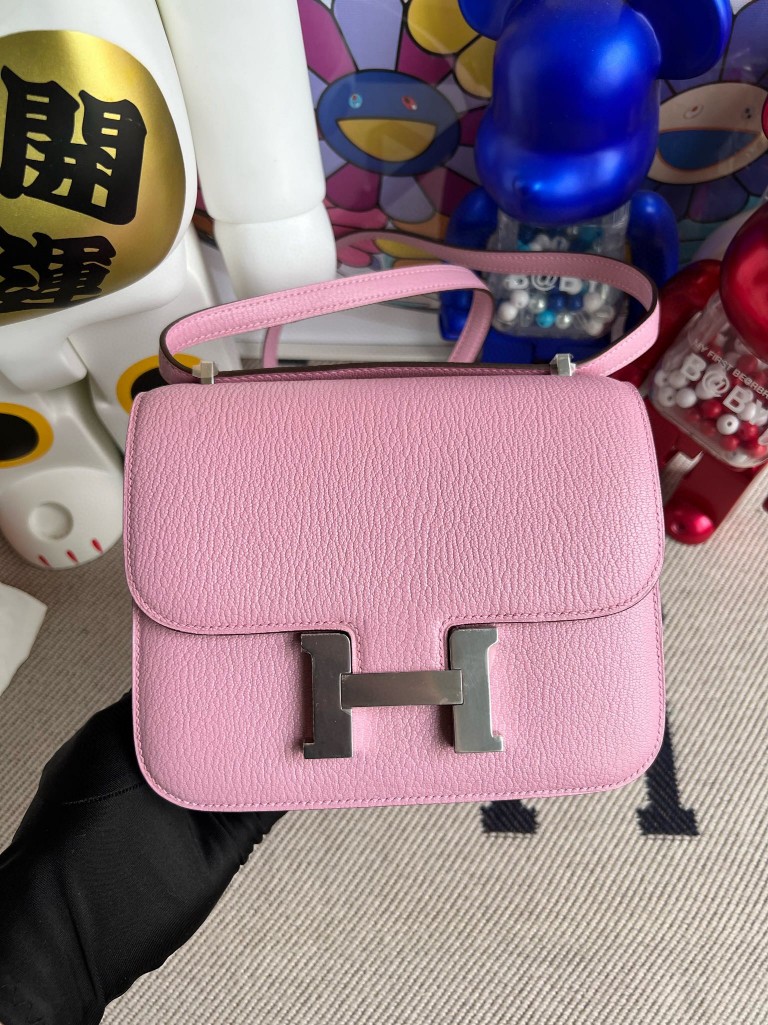 Hermès(爱马仕)Constance 康康 Chevre 山羊皮 X9 锦葵紫 内拼 S3 心红色 银扣 18cm 顶级手缝-拉尔森鳄鱼皮具定制 - 爱马仕包包官网 Hermès(爱马仕)Constance 康康 Chevre 山羊皮 X9 锦葵紫 内拼 S3 心红色 银扣 18cm 顶级手缝