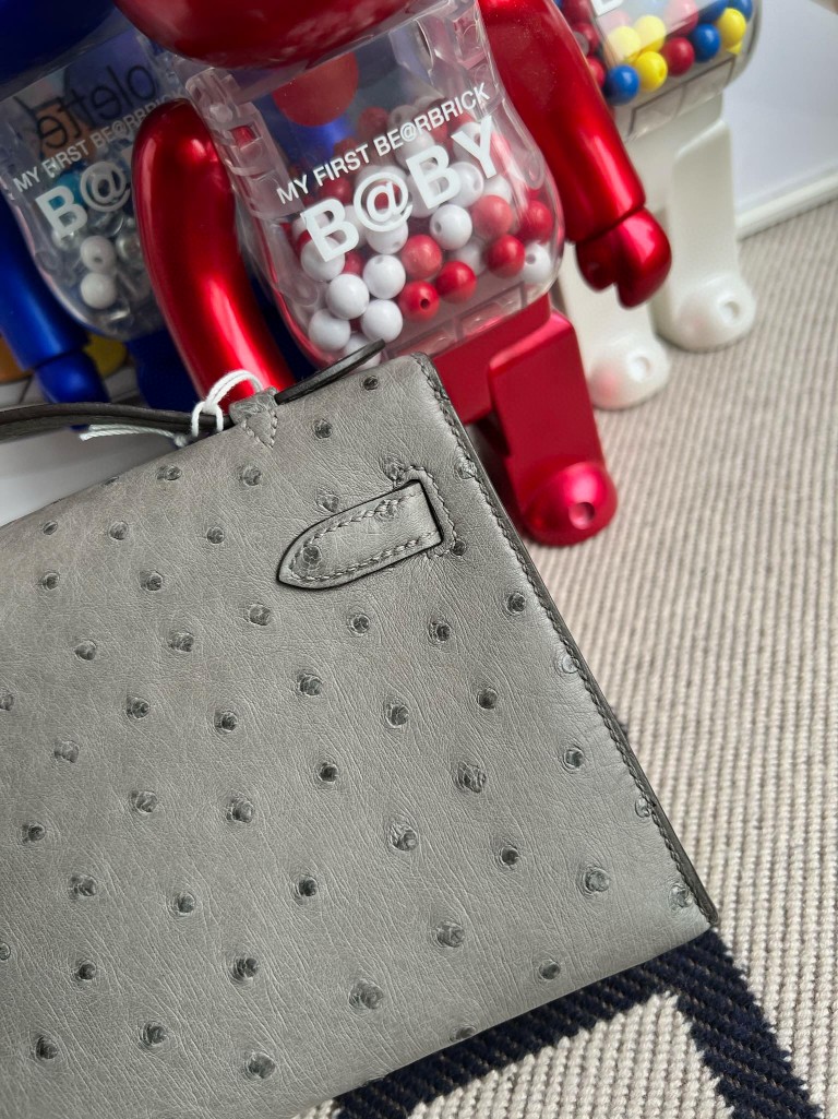 Hermès(爱马仕)Mini pochette Ostrich kk 鸵鸟 8F 锡器灰 Etain 银扣 22cm 顶级手缝-拉尔森鳄鱼皮具定制 - 爱马仕包包官网 Hermès(爱马仕)Mini pochette Ostrich kk 鸵鸟 8F 锡器灰 Etain 银扣 22cm 顶级手缝