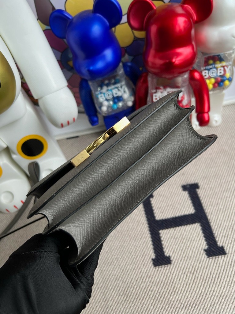 Hermès(爱马仕)constance 康康 Epsom 原厂掌纹皮 0L 积雨云灰 gris meyer 18cm 顶级手缝 定制-拉尔森鳄鱼皮具定制 - 爱马仕包包官网 Hermès(爱马仕)constance 康康 Epsom 原厂掌纹皮 0L 积雨云灰 gris meyer 18cm 顶级手缝 定制