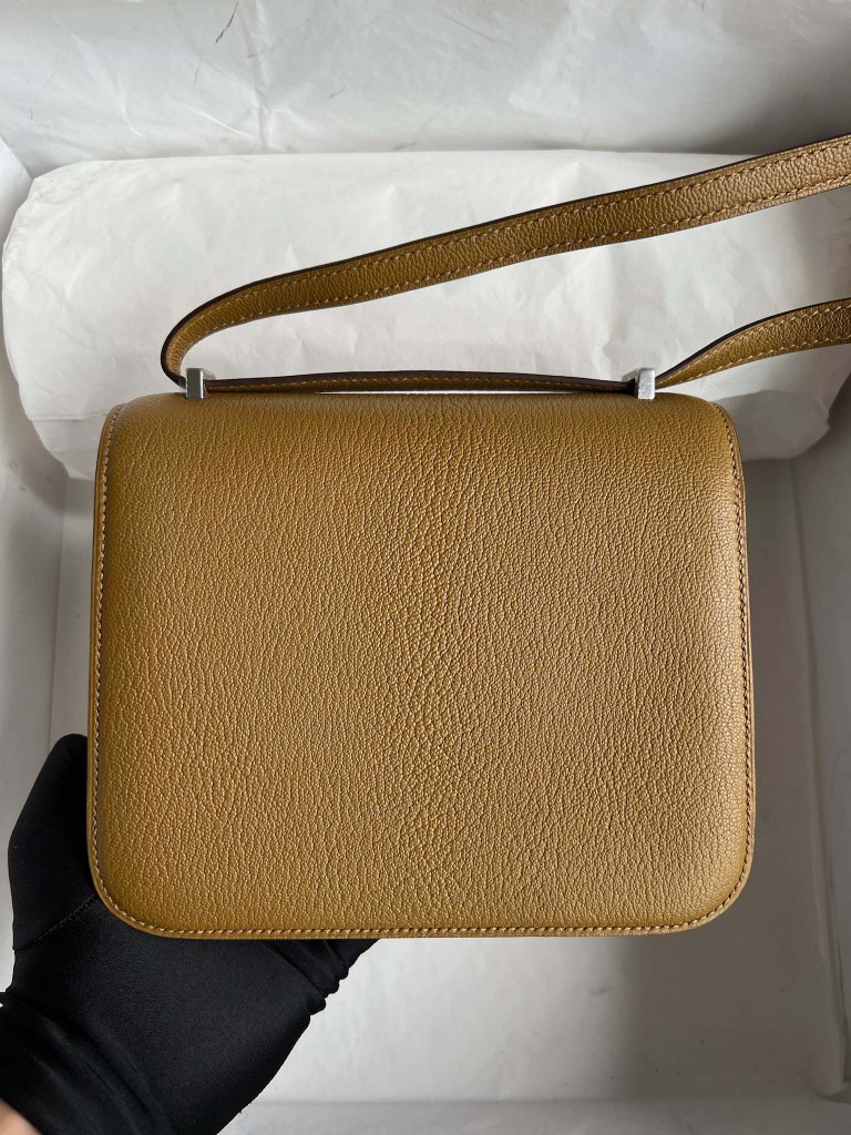 Hermès(爱马仕)Constance 康斯坦斯 Chevre 山羊皮 牛皮纸色 内拼 唇膏粉 银扣 18cm 顶级手缝-拉尔森鳄鱼皮具定制 - 爱马仕包包官网 Hermès(爱马仕)Constance 康斯坦斯 Chevre 山羊皮 牛皮纸色 内拼 唇膏粉 银扣 18cm 顶级手缝
