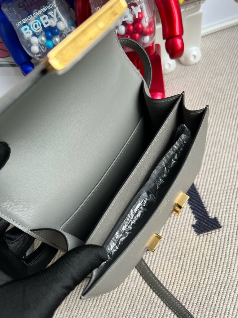 Hermès(爱马仕)constance 康康 Epsom 原厂掌纹皮 0L 积雨云灰 gris meyer 18cm 顶级手缝 定制-拉尔森鳄鱼皮具定制 - 爱马仕包包官网 Hermès(爱马仕)constance 康康 Epsom 原厂掌纹皮 0L 积雨云灰 gris meyer 18cm 顶级手缝 定制