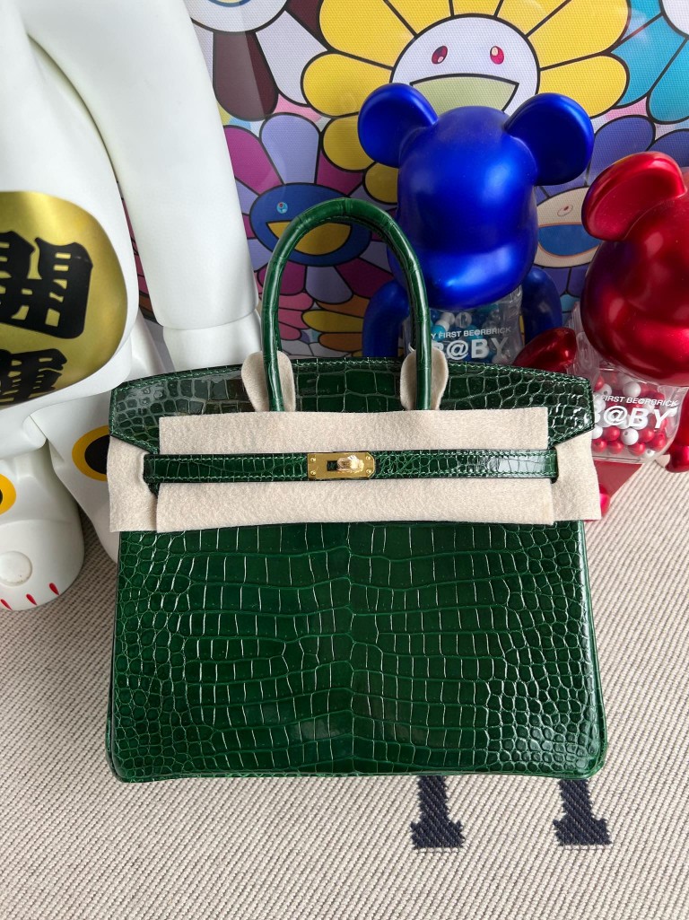 Hermès(爱马仕)Birkin 铂金包 Porosus shiny 亮面鳄鱼 ck67 祖母绿 Vert fonce 金扣 25cm-拉尔森鳄鱼皮具定制 - 爱马仕包包官网 Hermès(爱马仕)Birkin 铂金包 Porosus shiny 亮面鳄鱼 ck67 祖母绿 Vert fonce 金扣 25cm