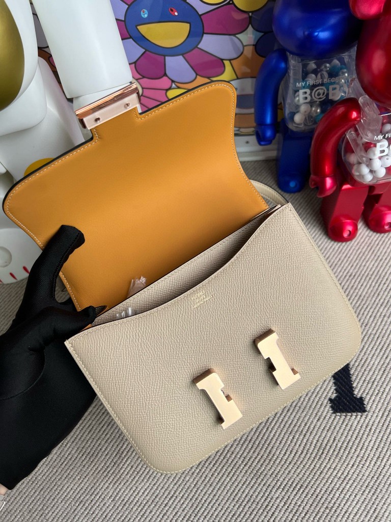 Hermès(爱马仕)constance 康斯坦斯 Epsom 原厂掌纹皮 S2 风衣灰 Trench 玫瑰金扣 18cm-拉尔森鳄鱼皮具定制 - 爱马仕包包官网 Hermès(爱马仕)constance 康斯坦斯 Epsom 原厂掌纹皮 S2 风衣灰 Trench 玫瑰金扣 18cm