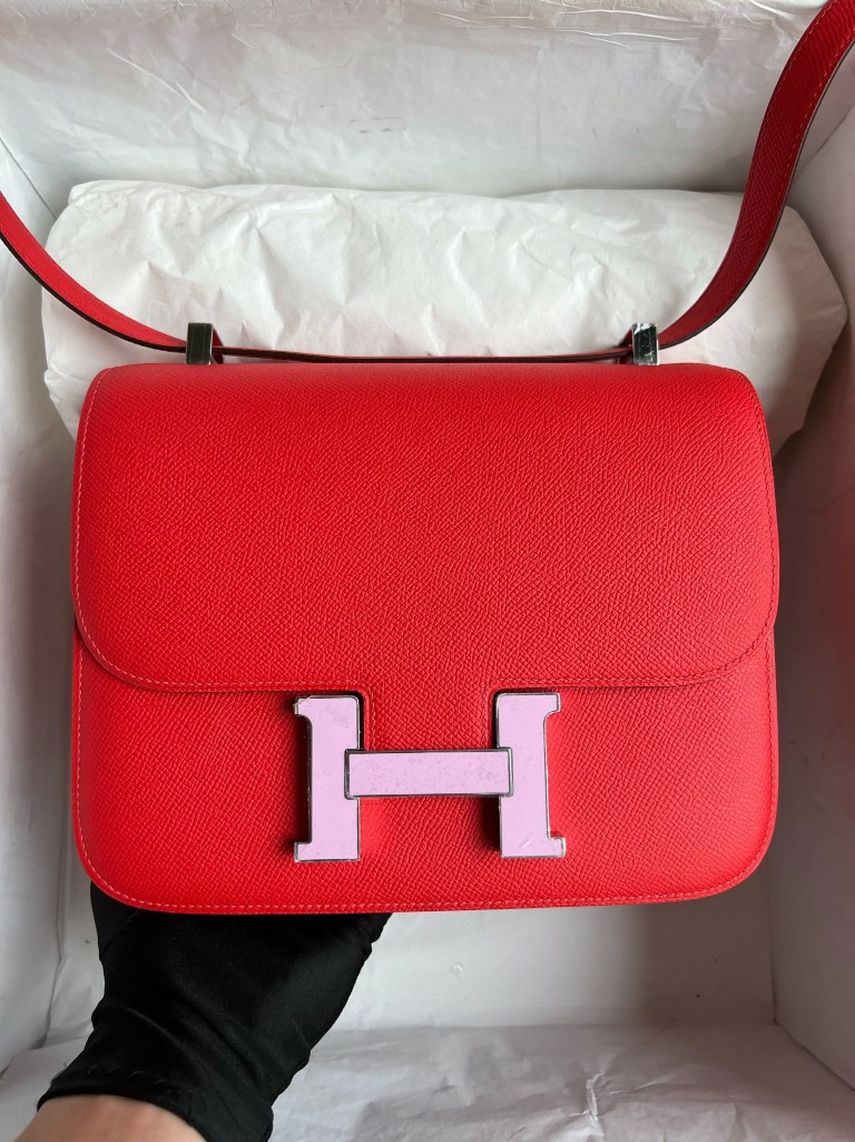 Hermès(爱马仕)Constance 康康 Epsom 原厂掌纹皮 S3 心红色 拼 X9 锦葵紫 珐琅扣 24cm 顶级手缝-拉尔森鳄鱼皮具定制 - 爱马仕包包官网 Hermès(爱马仕)Constance 康康 Epsom 原厂掌纹皮 S3 心红色 拼 X9 锦葵紫 珐琅扣 24cm 顶级手缝