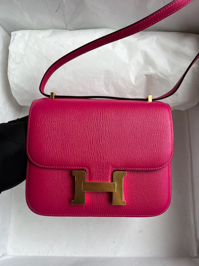 Hermès(爱马仕)Constance 空姐包 Chevre 山羊皮 覆盆子红 金扣 18cm 顶级手缝-拉尔森鳄鱼皮具定制 - 爱马仕包包官网 Hermès(爱马仕)Constance 空姐包 Chevre 山羊皮 覆盆子红 金扣 18cm 顶级手缝