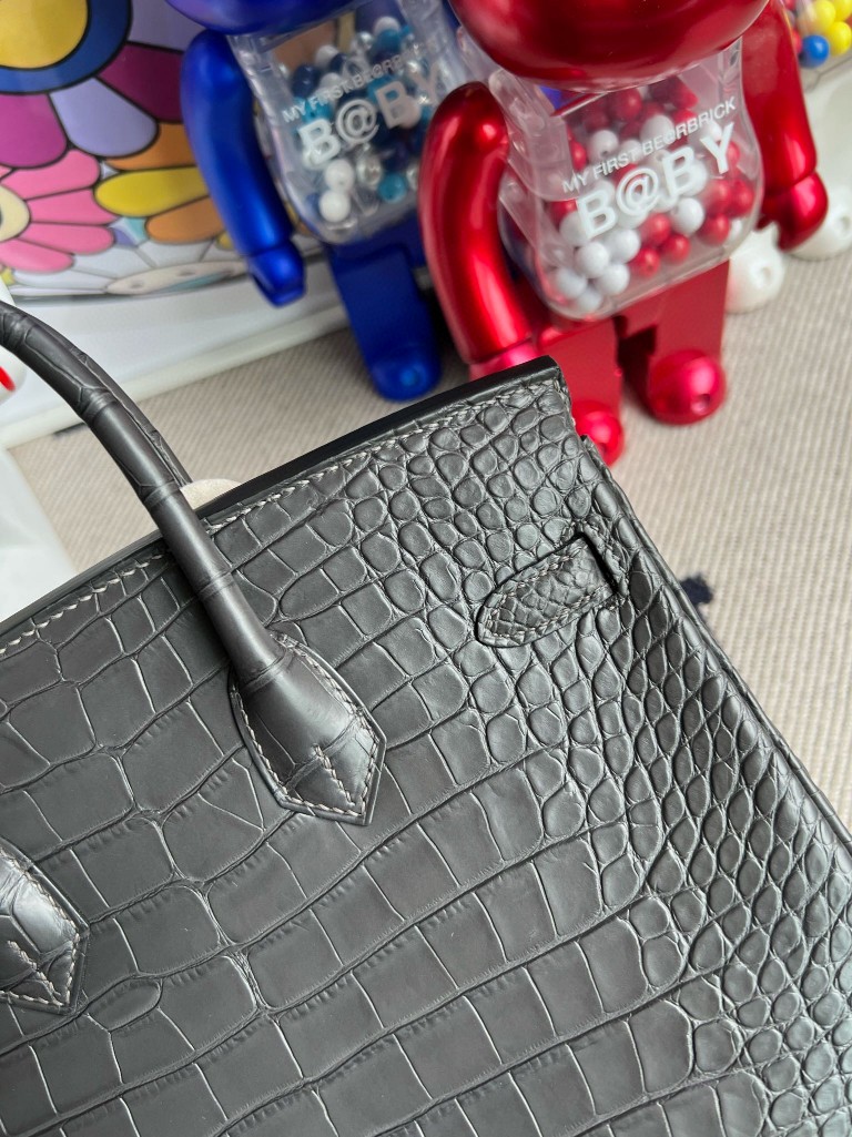 Hermès(爱马仕)Birkin 铂金包 Alligator matt 雾面鳄鱼 8F 锡器灰 Etain 金扣 25cm 顶级手缝-拉尔森鳄鱼皮具定制 - 爱马仕包包官网 Hermès(爱马仕)Birkin 铂金包 Alligator matt 雾面鳄鱼 8F 锡器灰 Etain 金扣 25cm 顶级手缝