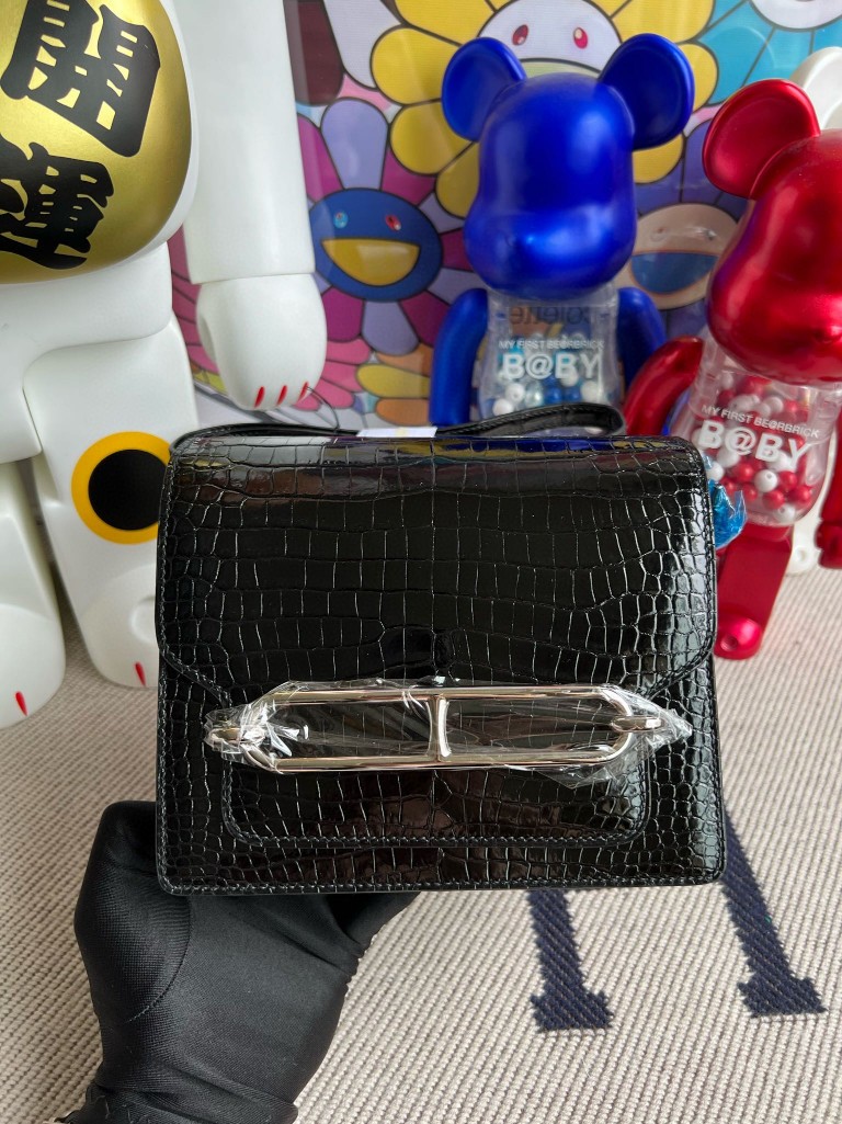 Hermès(爱马仕)Roulis 猪鼻子 Porosus shiny 湾鳄鳄鱼 ck89 黑色 Noir 银扣 18cm 顶级手缝-拉尔森鳄鱼皮具定制 - 爱马仕包包官网 Hermès(爱马仕)Roulis 猪鼻子 Porosus shiny 湾鳄鳄鱼 ck89 黑色 Noir 银扣 18cm 顶级手缝