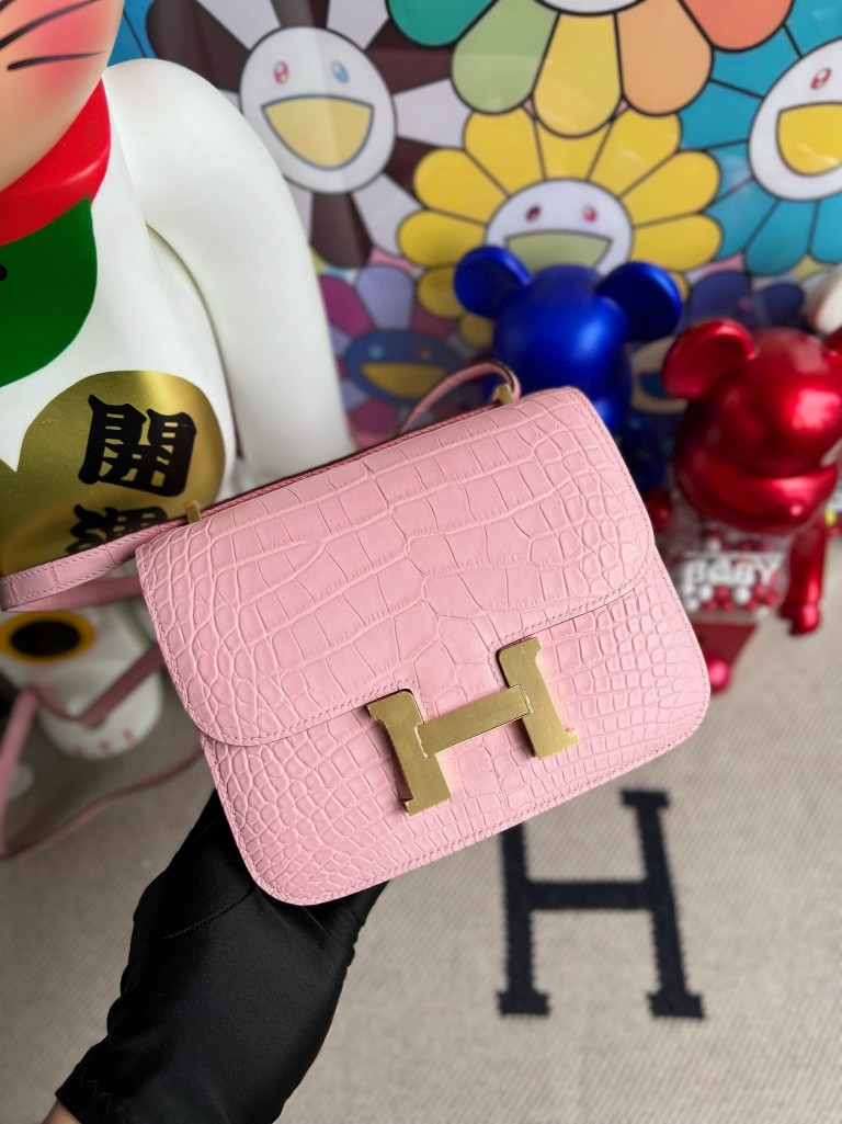 Hermès(爱马仕)Constance 空姐包 Alligator matt 雾面鳄鱼 梦幻粉 金扣 18cm 顶级手缝-拉尔森鳄鱼皮具定制 - 爱马仕包包官网 Hermès(爱马仕)Constance 空姐包 Alligator matt 雾面鳄鱼 梦幻粉 金扣 18cm 顶级手缝