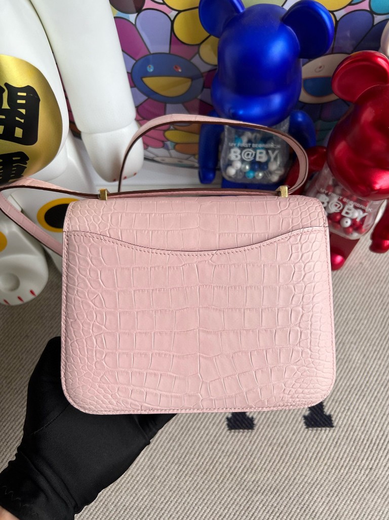 Hermès(爱马仕)Constance 康康 Alligator matt 雾面鳄鱼 梦幻粉 金扣 18cm 顶级手缝-拉尔森鳄鱼皮具定制 - 爱马仕包包官网 Hermès(爱马仕)Constance 康康 Alligator matt 雾面鳄鱼 梦幻粉 金扣 18cm 顶级手缝